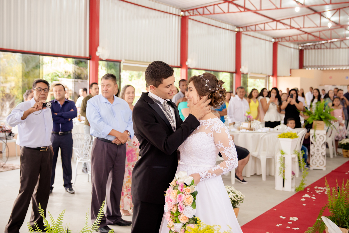 Noiva e noiva se olhando