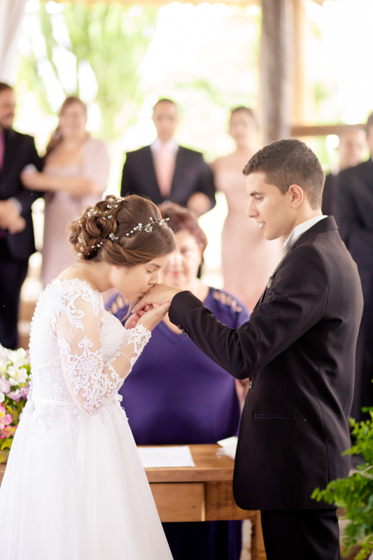 Noiva beijando aliança