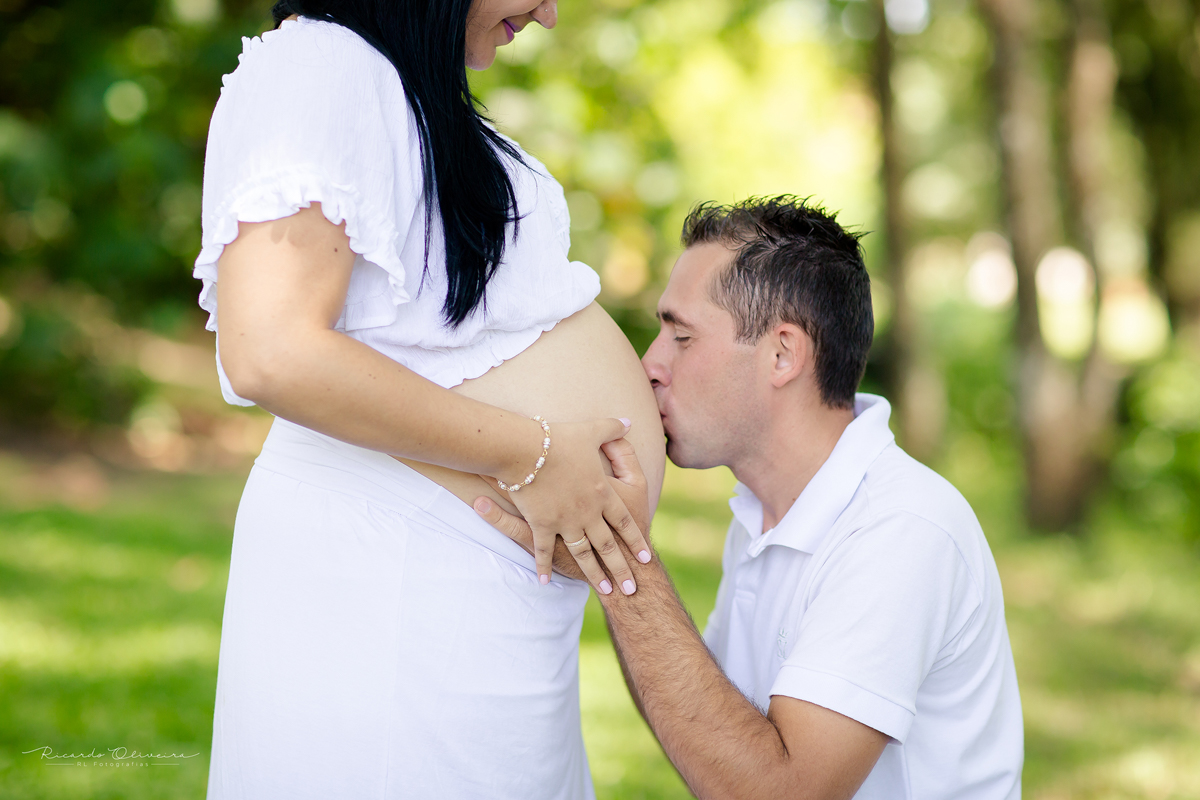 Papai beijado a barriga da mamãe