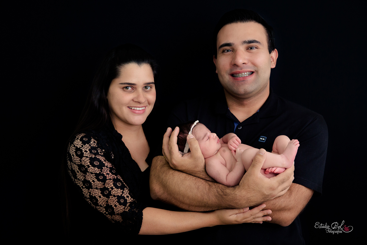 Foto dos pais no ensaio recém nascido