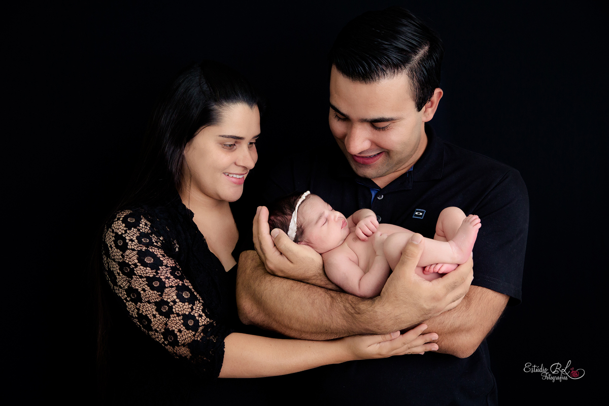 Foto dos pais no ensaio recém nascido