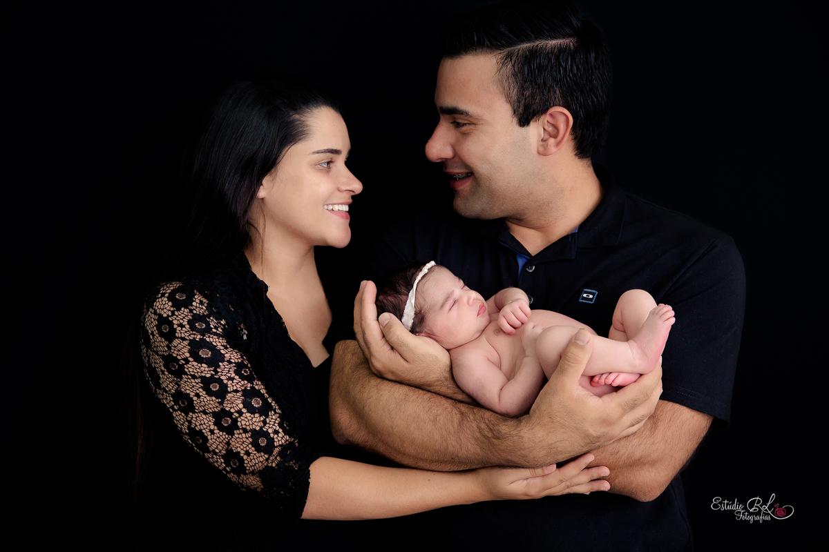 Foto dos pais no ensaio recém nascido