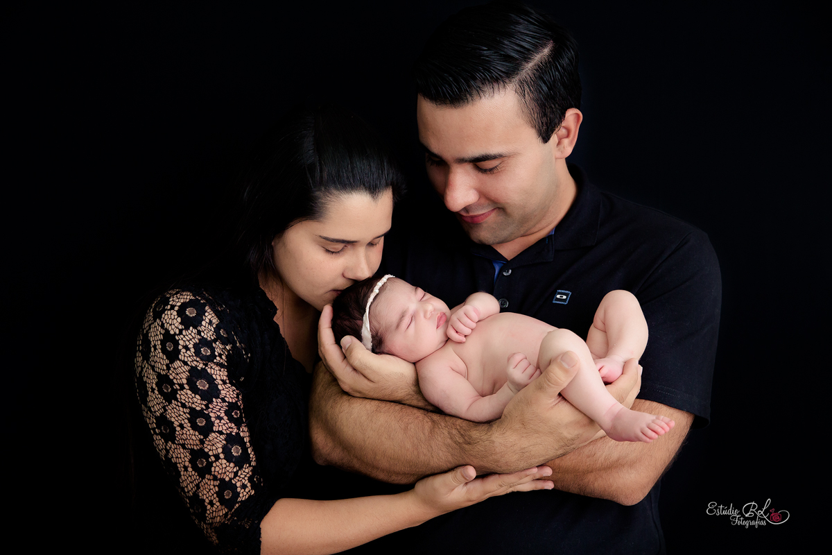 Mamãe beijando a filha linda
