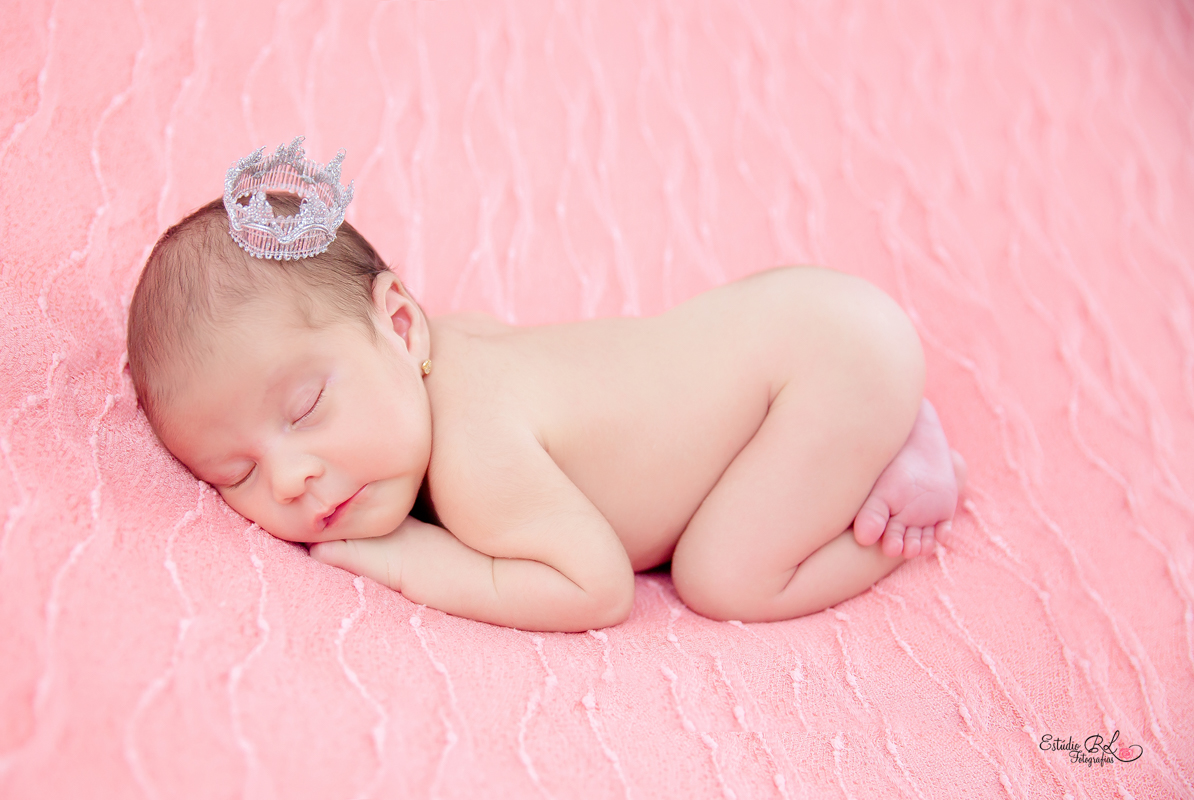 Helena no puff com coroinha na cabeça