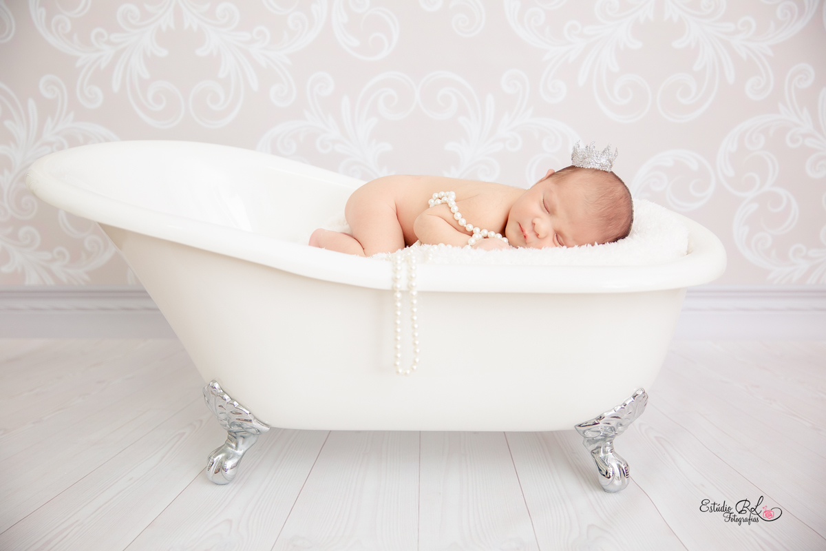 Helena estriando a banheira que a mamãe ganhou