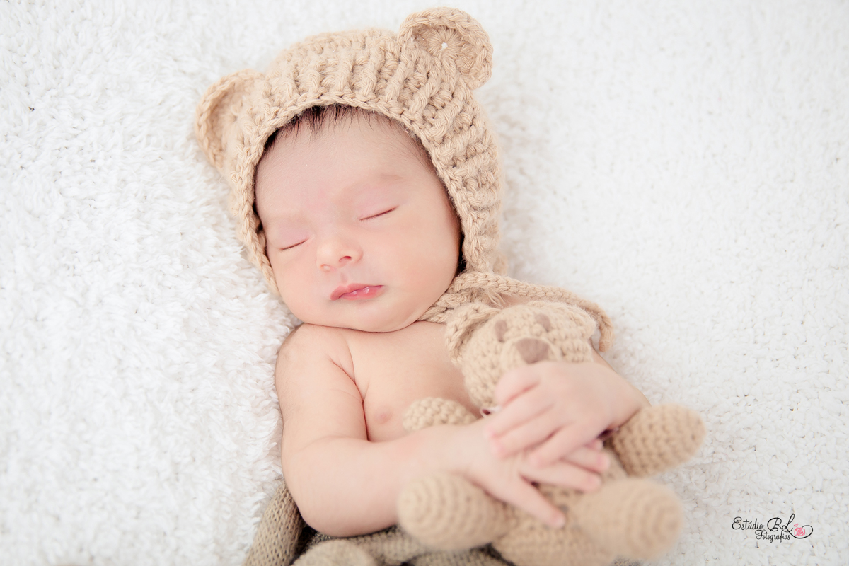 Caleb com o ursinho ficou uma fofura