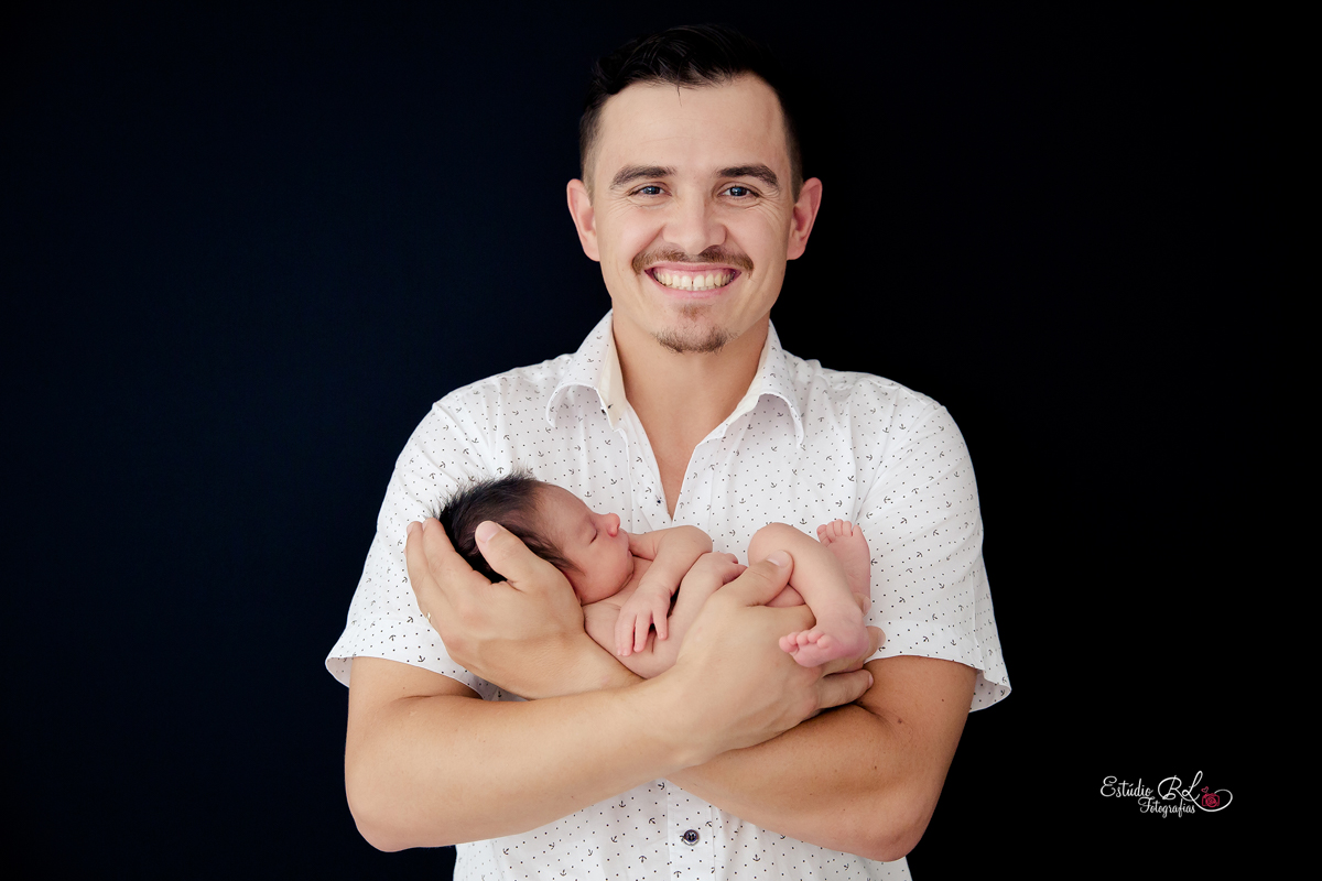 Sorrizão do papai carregando o caleb