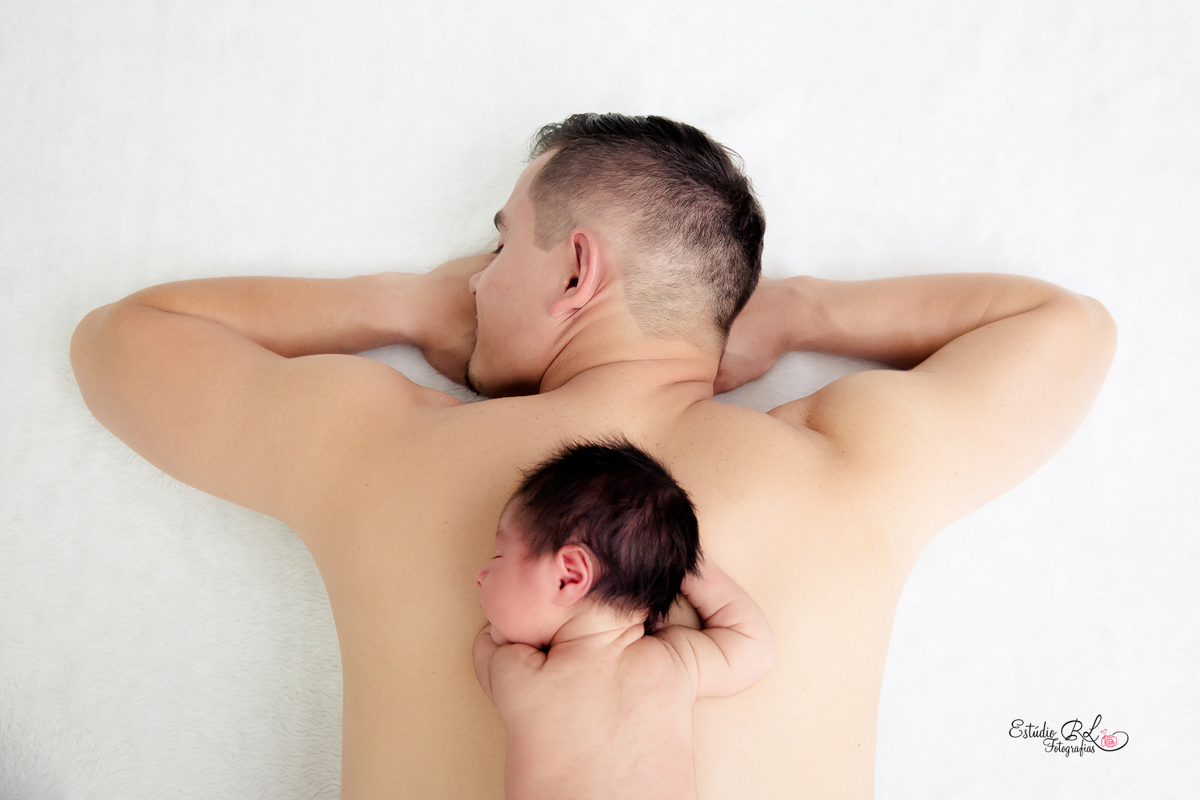 essa foto ficou muito top com o Caleb nas costas do papai