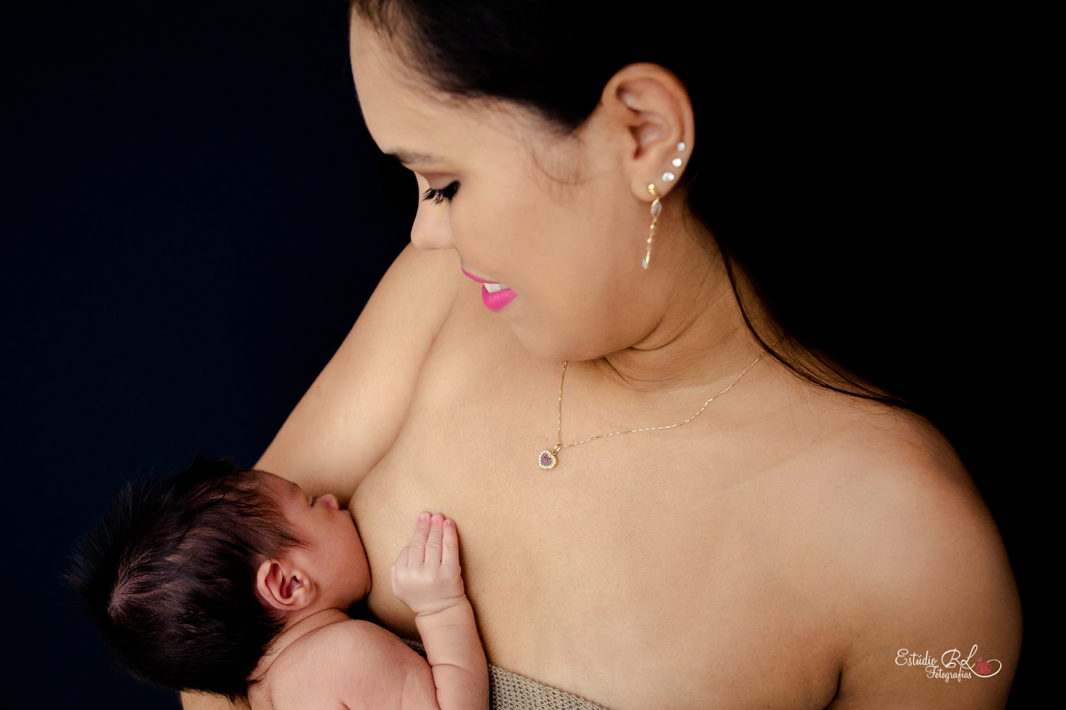 Mamãe amamentando o filho amado