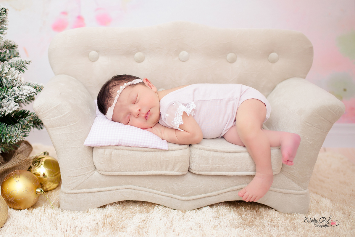 Helena no sofazinho, ficou uma graça.