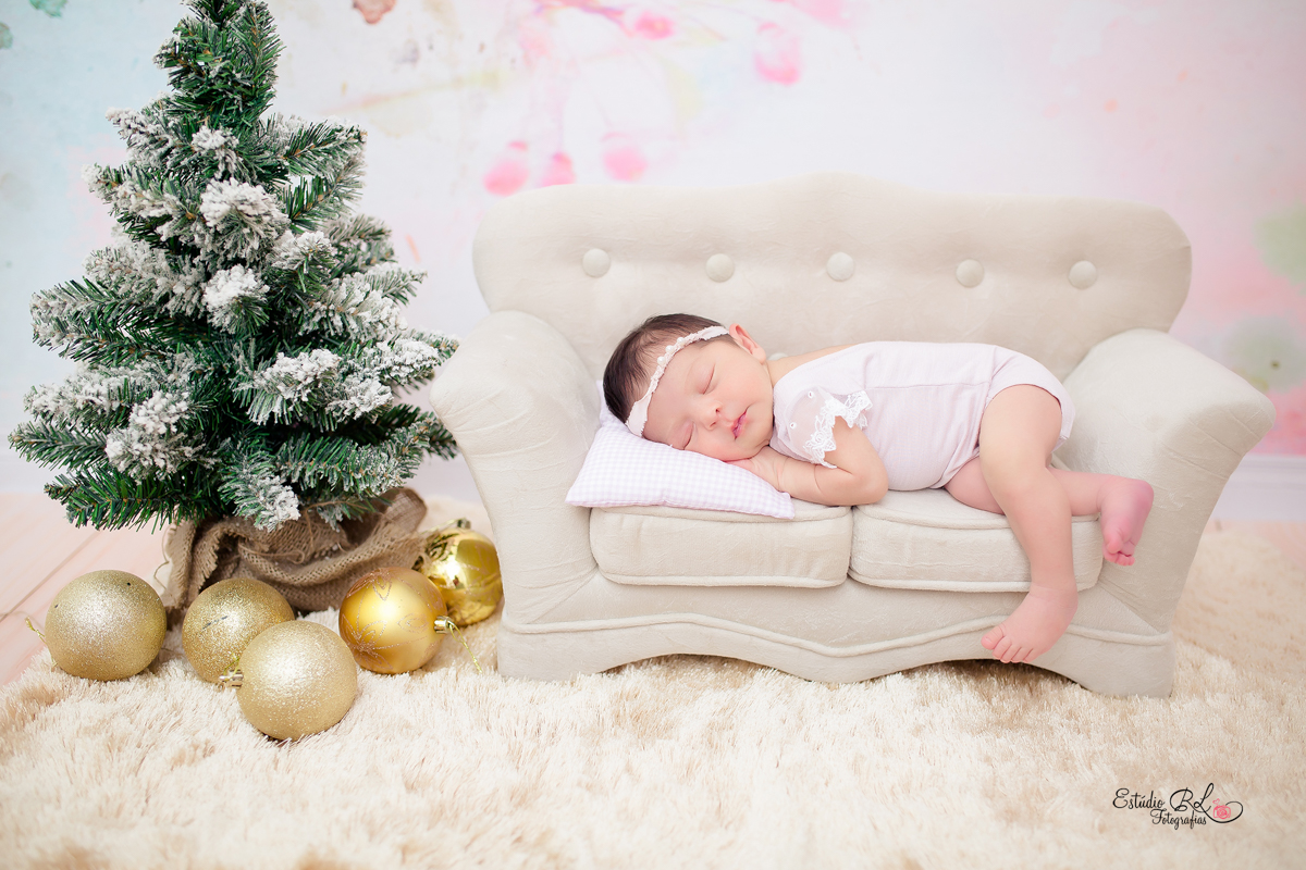 Helena no sofazinho, ficou uma graça