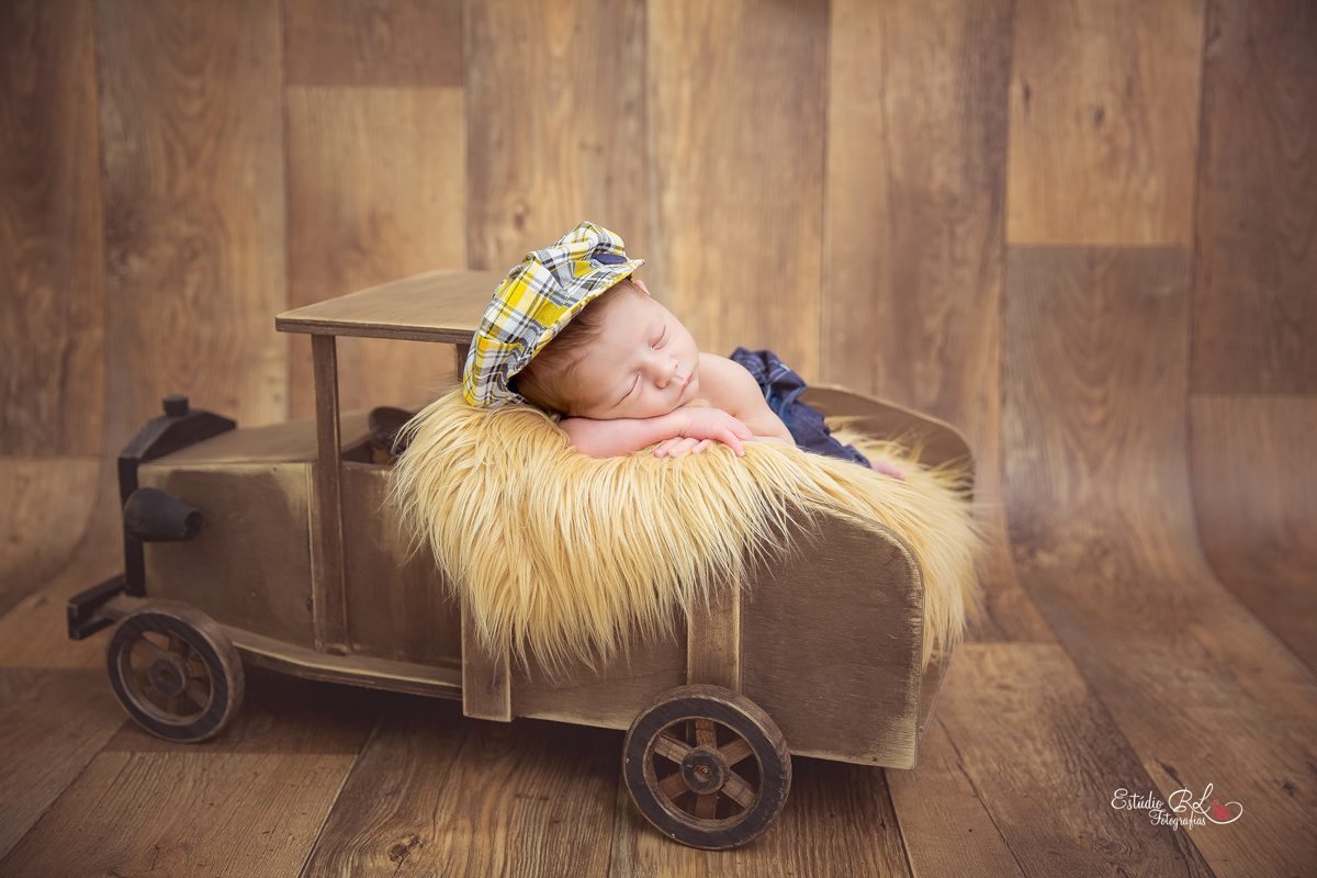 Victor posando no carrinho de madeira, ficou lindo