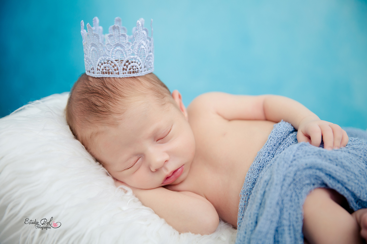 Victor de coroinha, até parece um reizinho