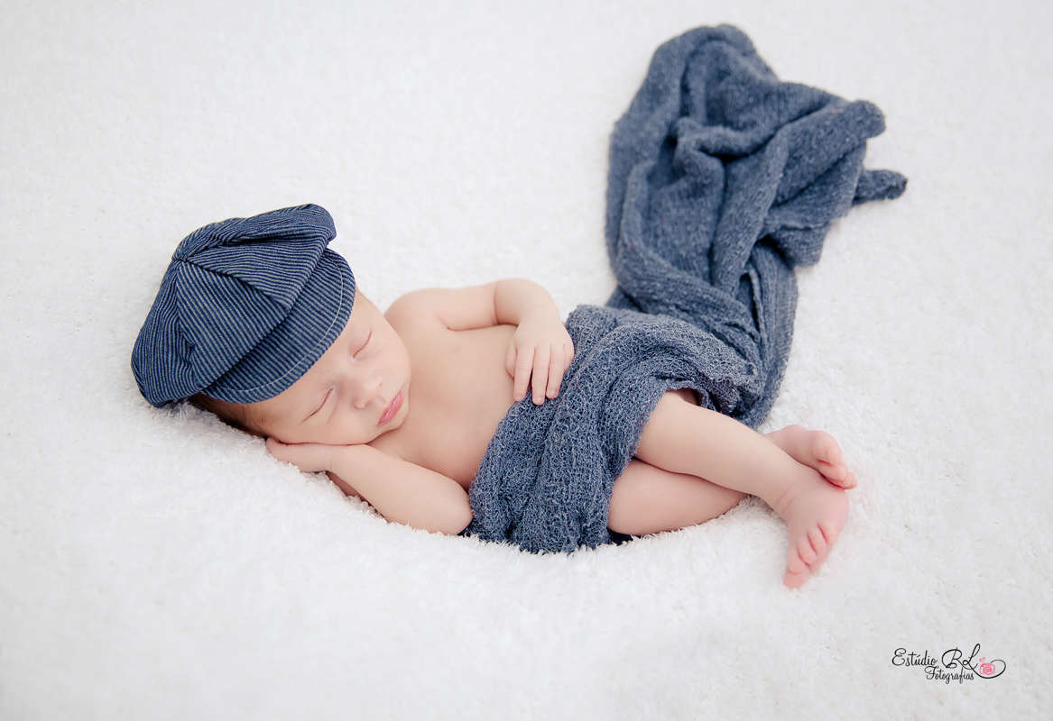 O Victor fazendo pose no puff com esse chapéuzinho
