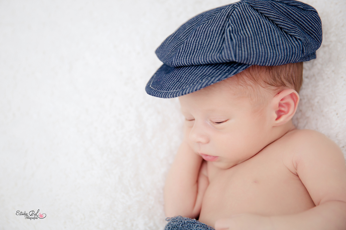 O Victor fazendo pose no puff com esse chapéuzinho