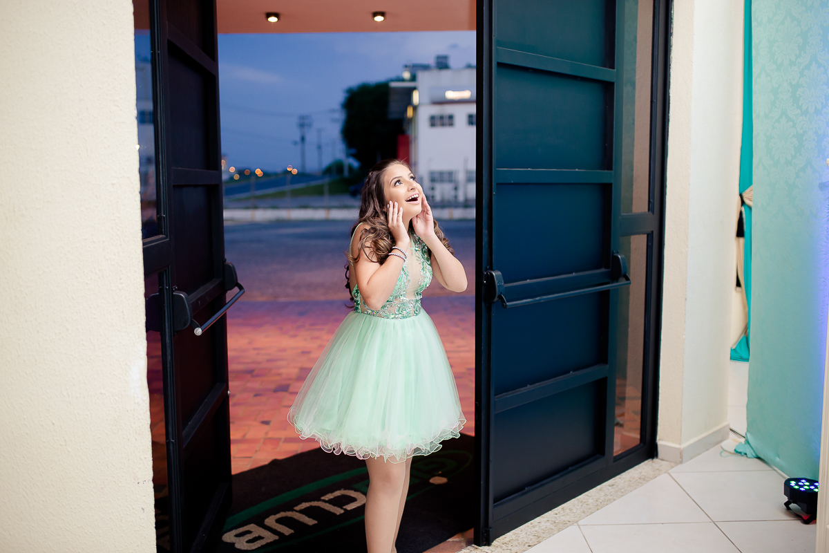 Debutante apreciando decoração da sua festa