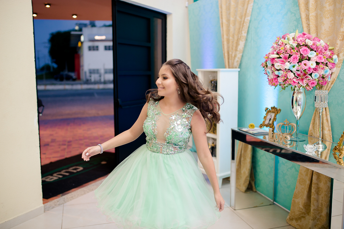 Debutante apreciando decoração da sua festa