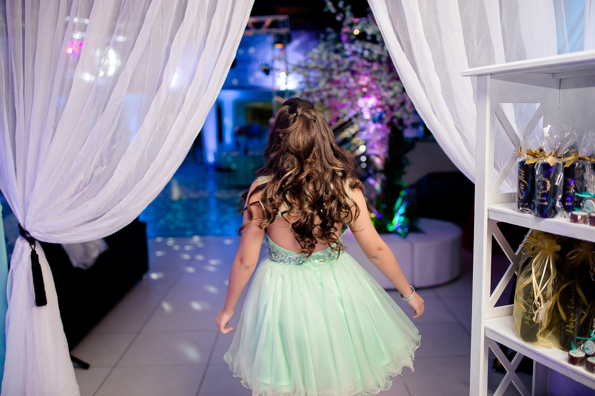 Debutante apreciando decoração da sua festa