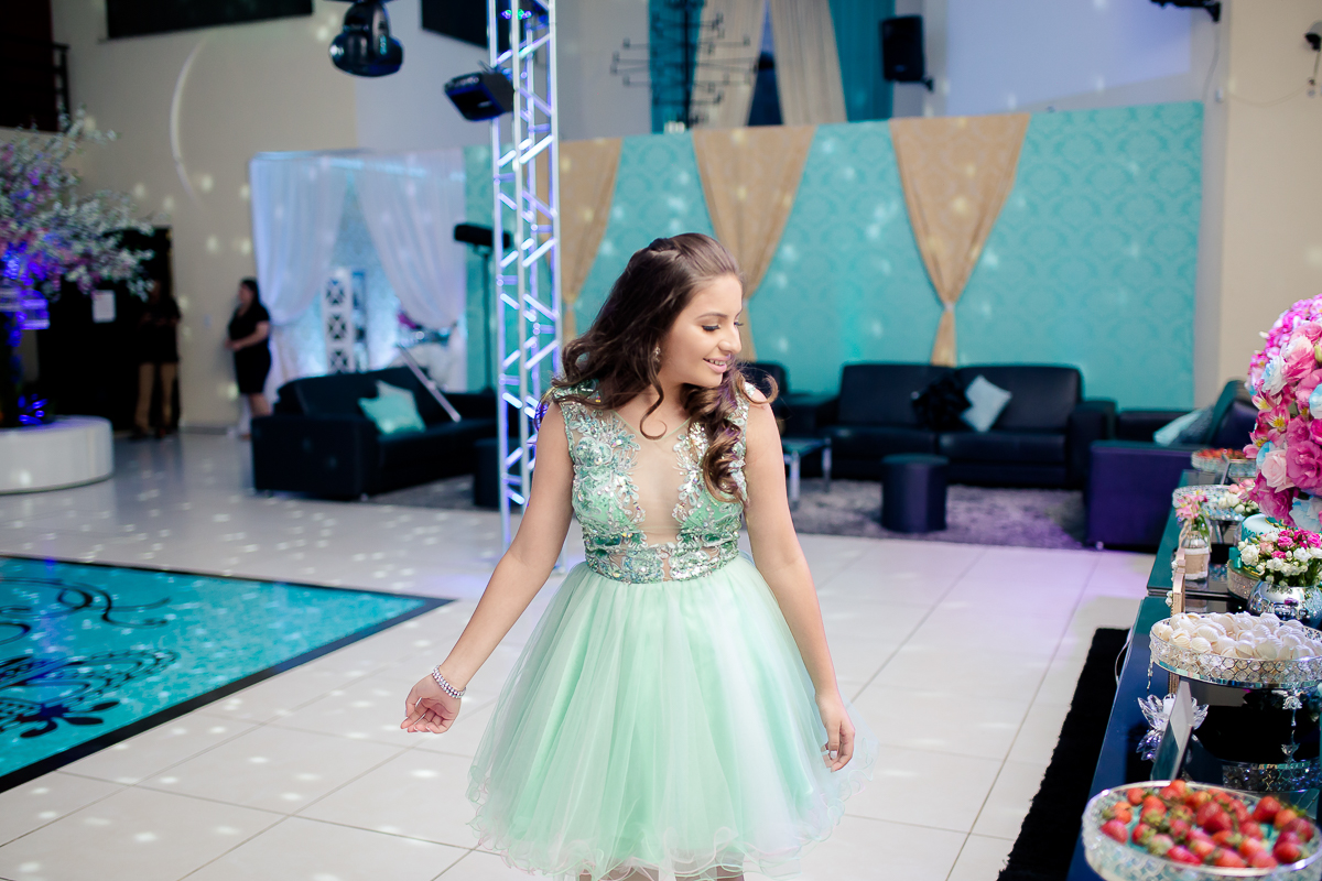 Debutante apreciando decoração da sua festa