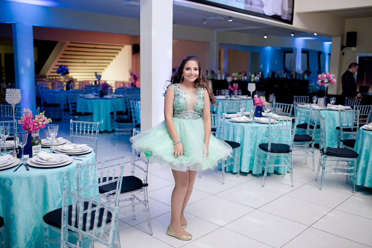 Debutante apreciando decoração da sua festa