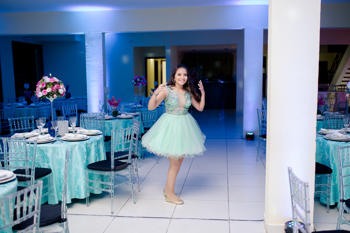 Debutante apreciando decoração da sua festa