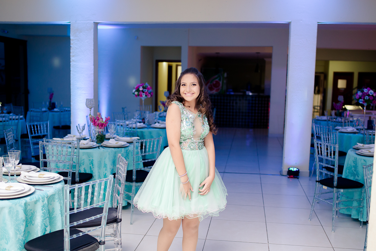 Debutante apreciando decoração da sua festa