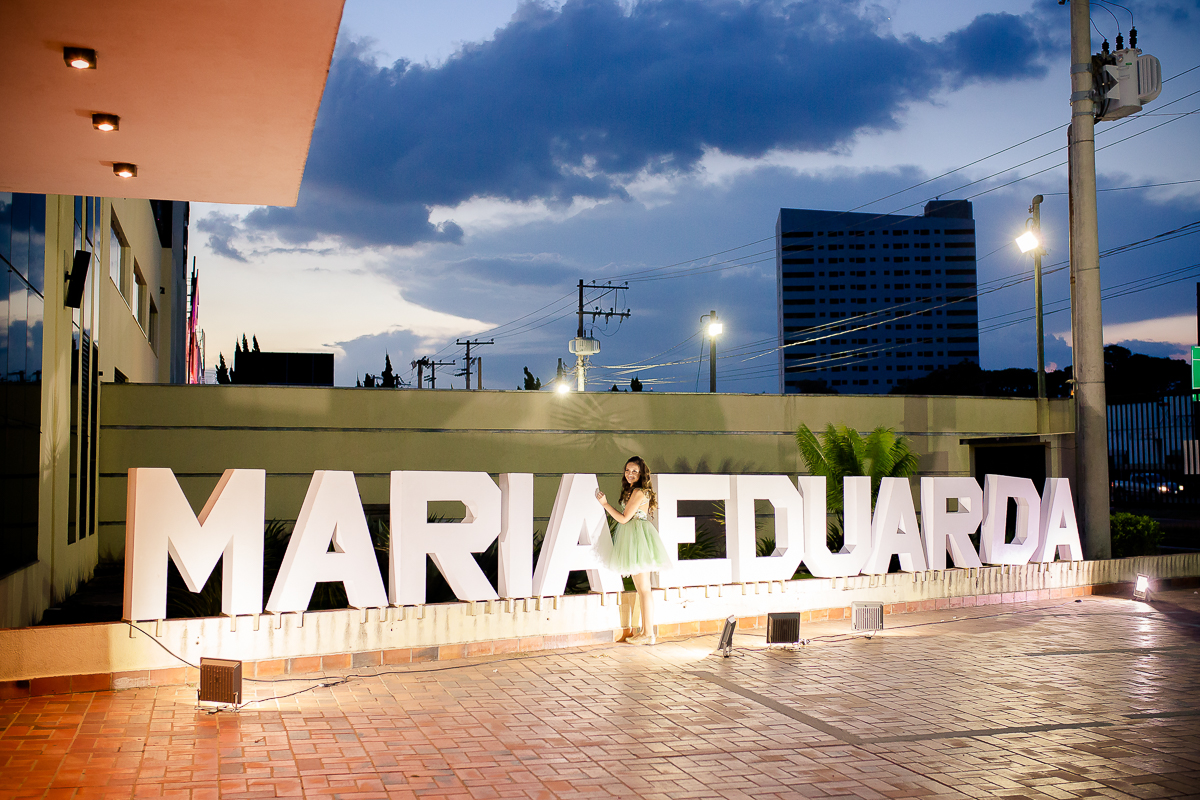 Debutante apreciando decoração da sua festa