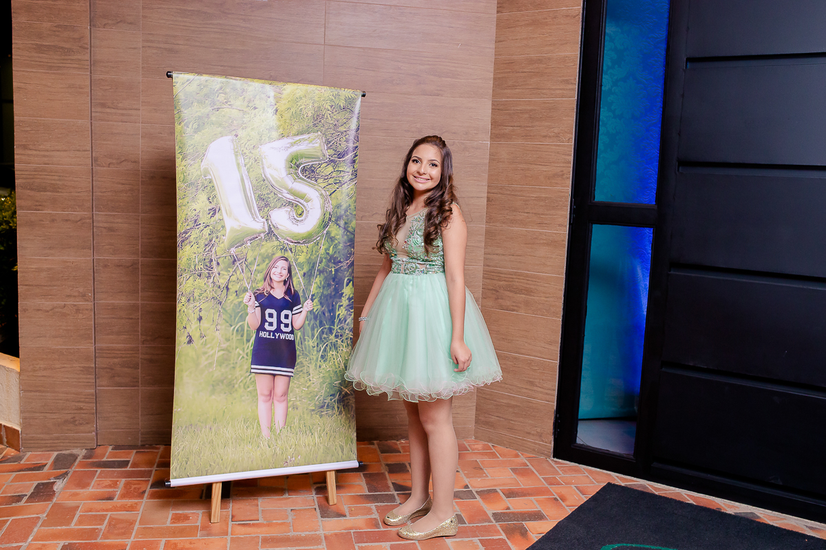 Debutante ao lado do banner