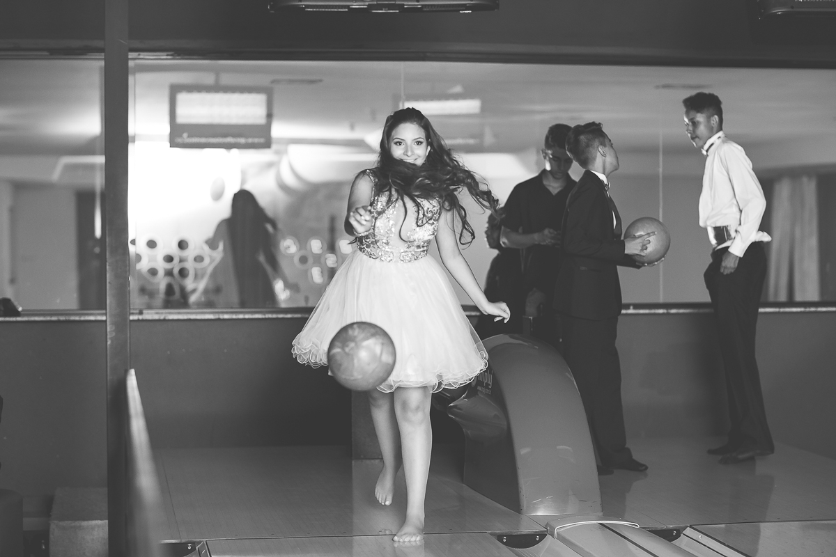 Debutante jogando boliche