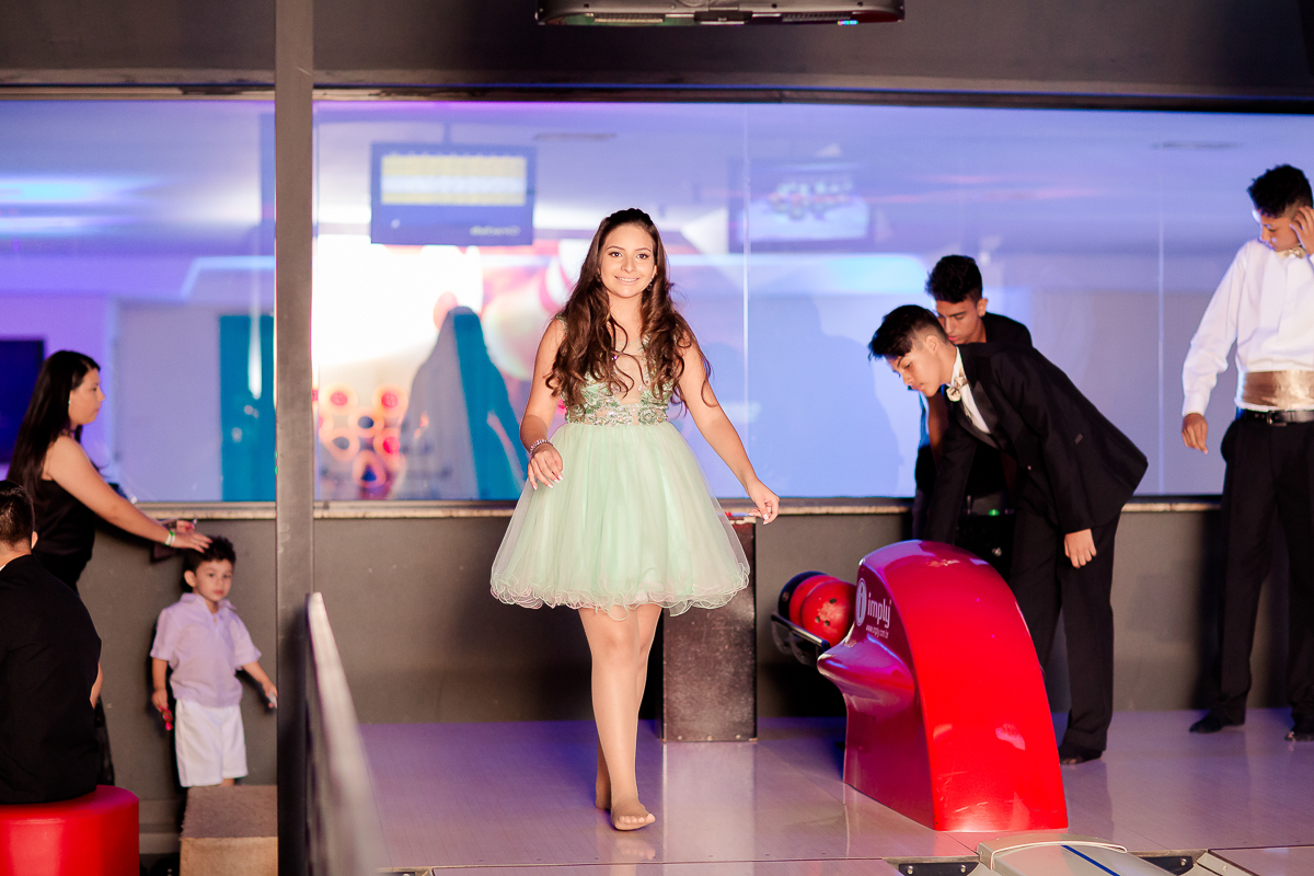 Debutante jogando boliche