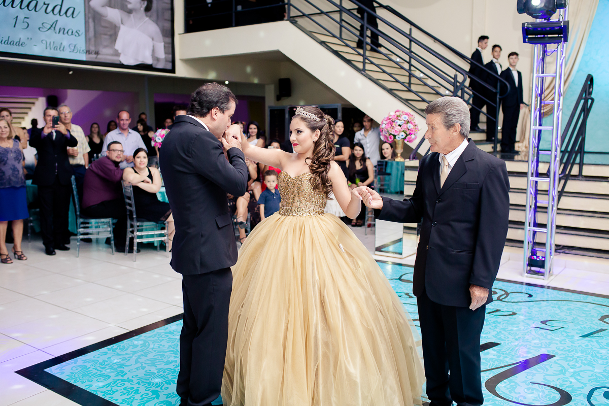 Debutante sendo recebida pelo papai