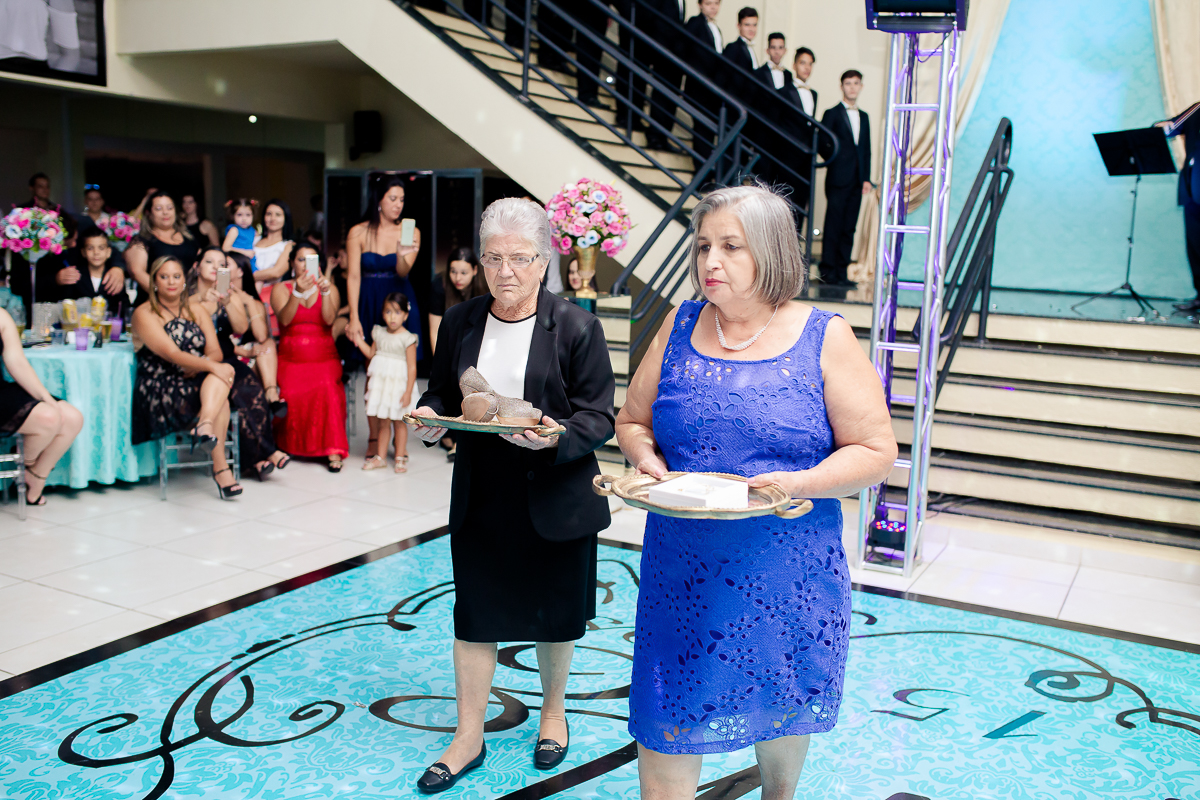 Avós trazendo sapato