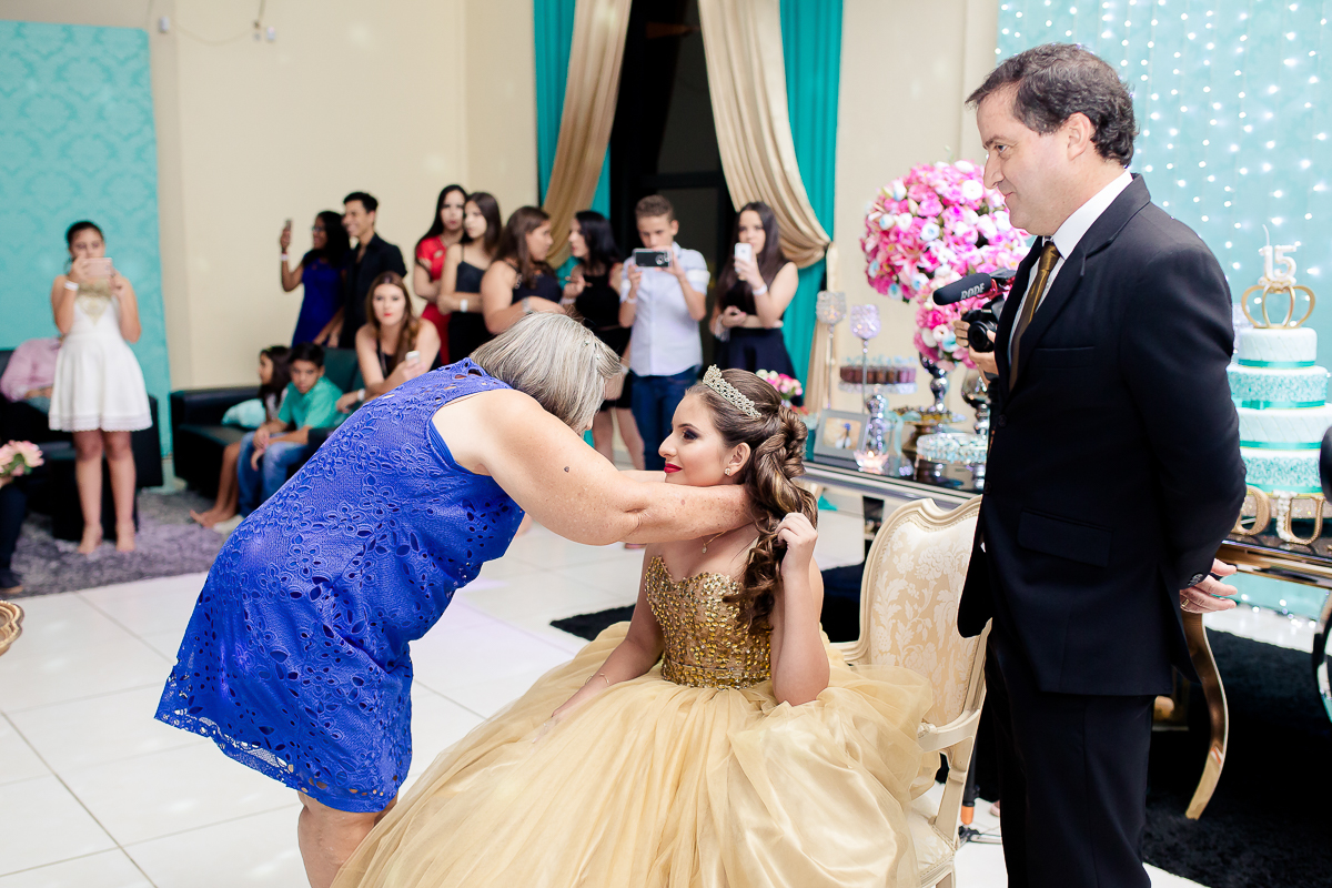 Vovó colocando colar