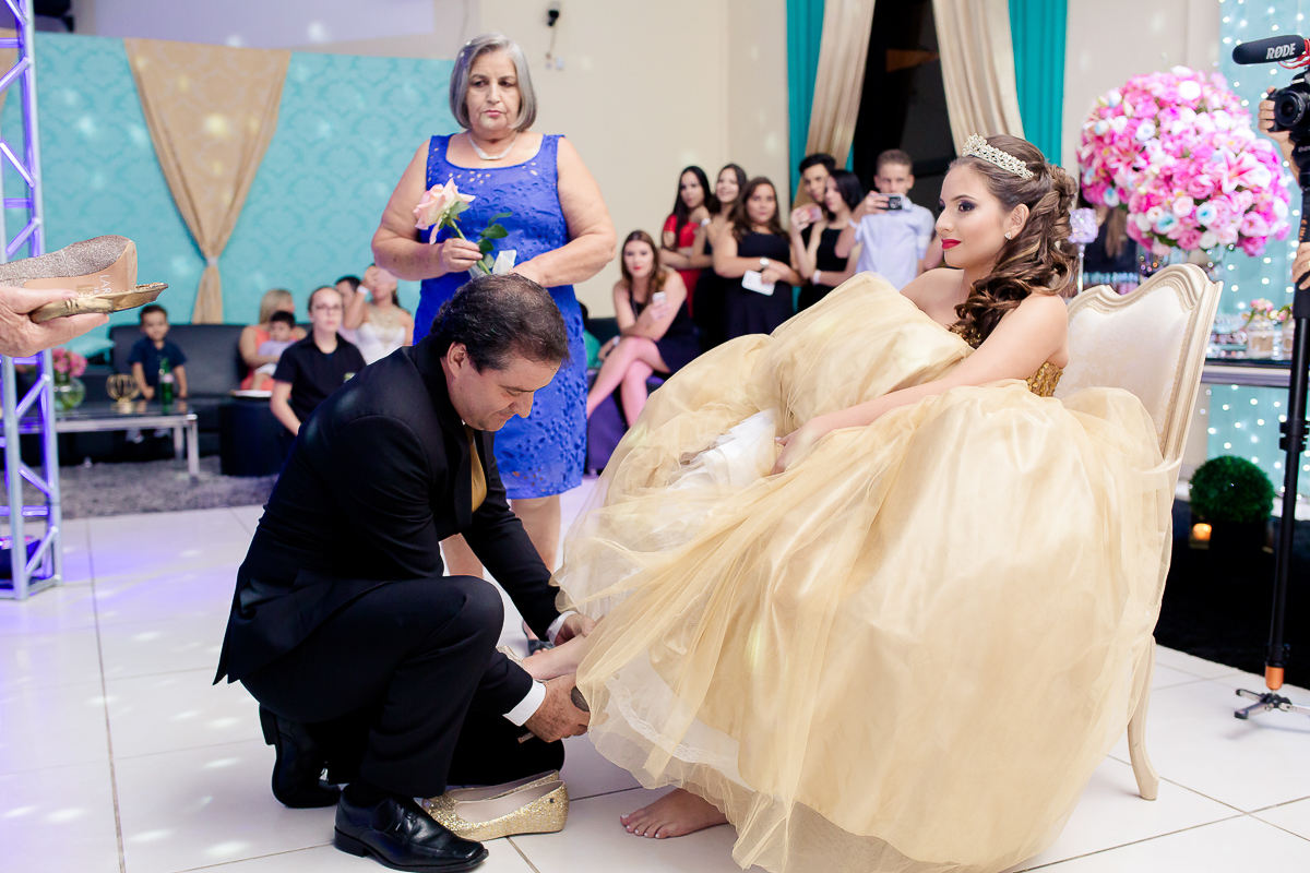 Papai trocando o sapato da debutante