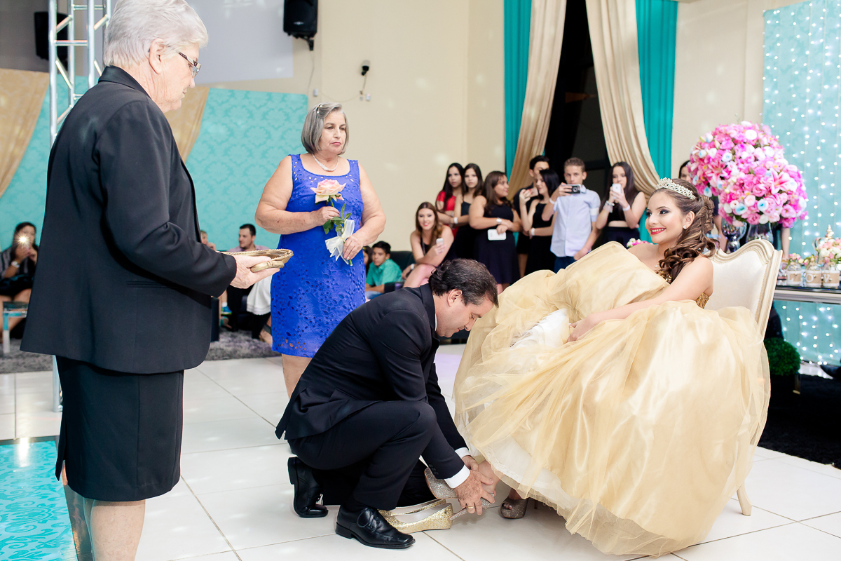 Papai trocando o sapato da debutante