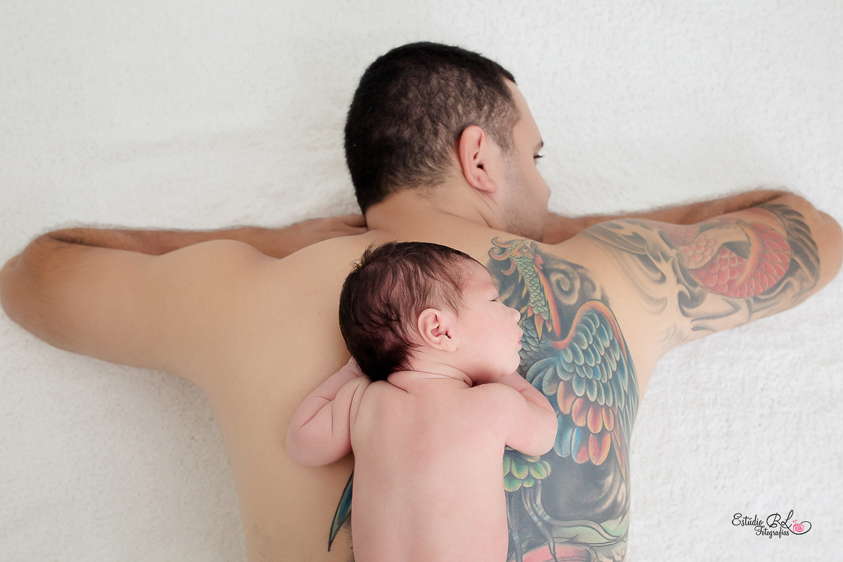 O papai com o Luiz Felipe, destaque para a tatuagem do papai