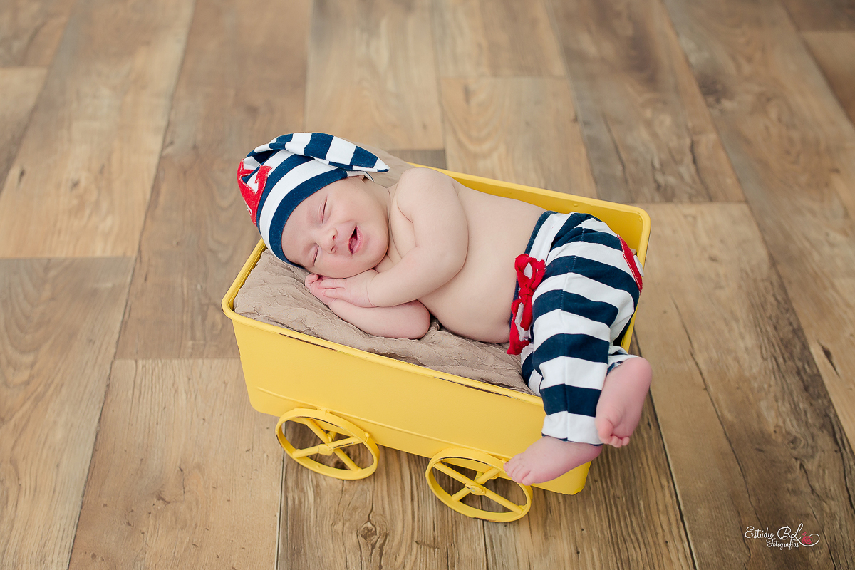 Arthur fazendo pose no carrinho amarelo