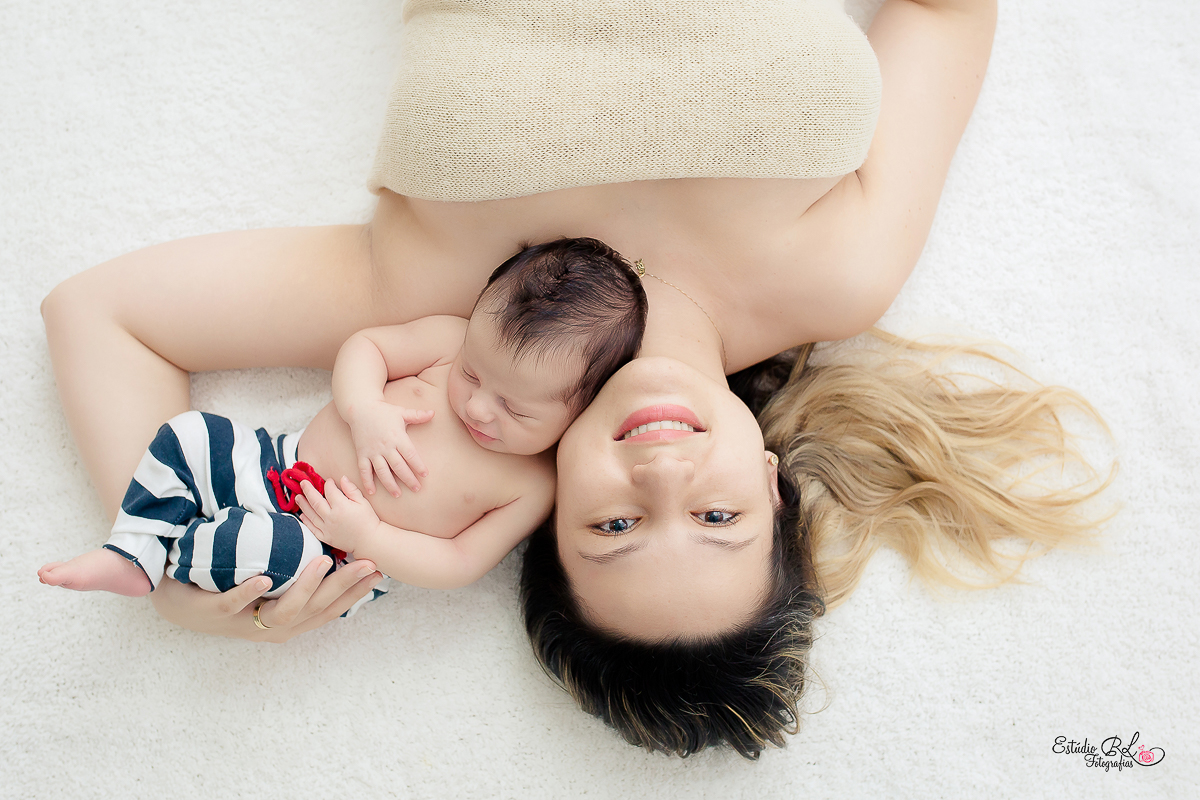 A mamãe está amando a sessão de newborn