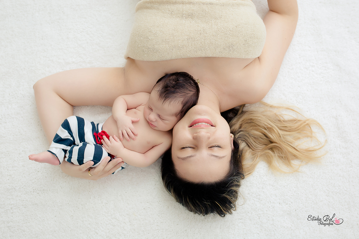 A mamãe está amando a sessão de newborn