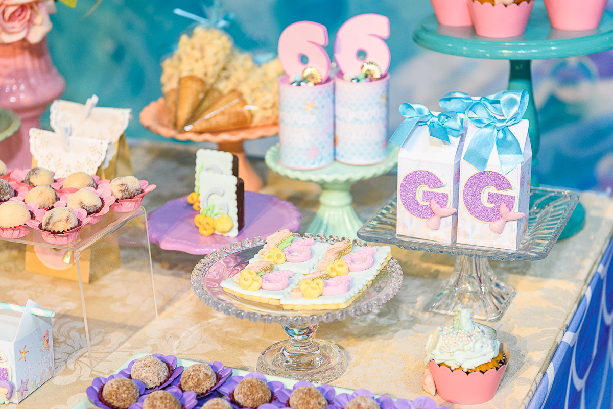 doces variados sobre a mesa de aniversário