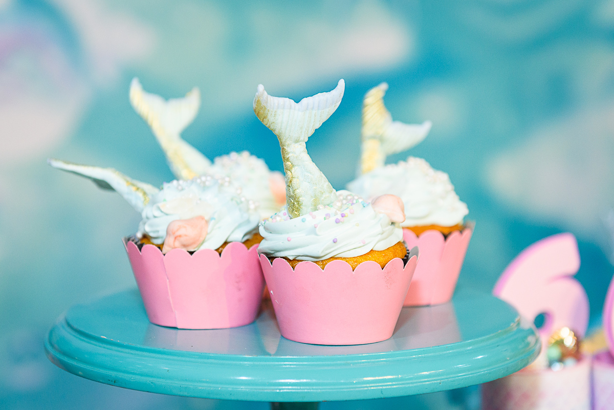 doces cupcakes com calda de sereia