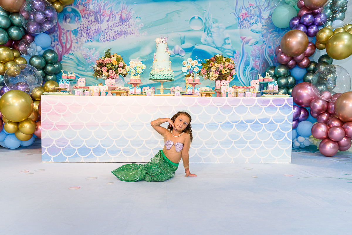 pose da menina vestida de sereia