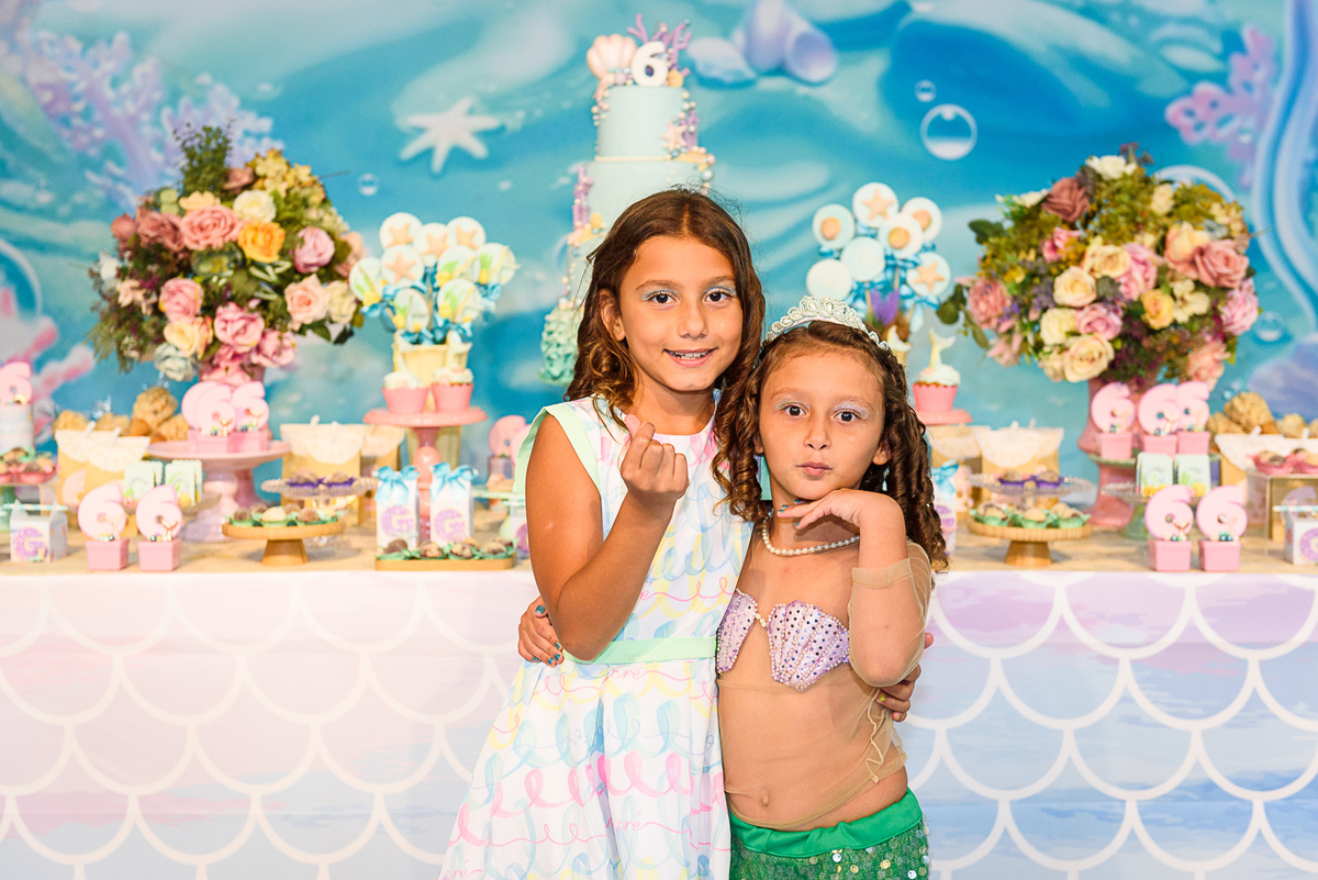 pose da menina vestida de sereia com sua irmã