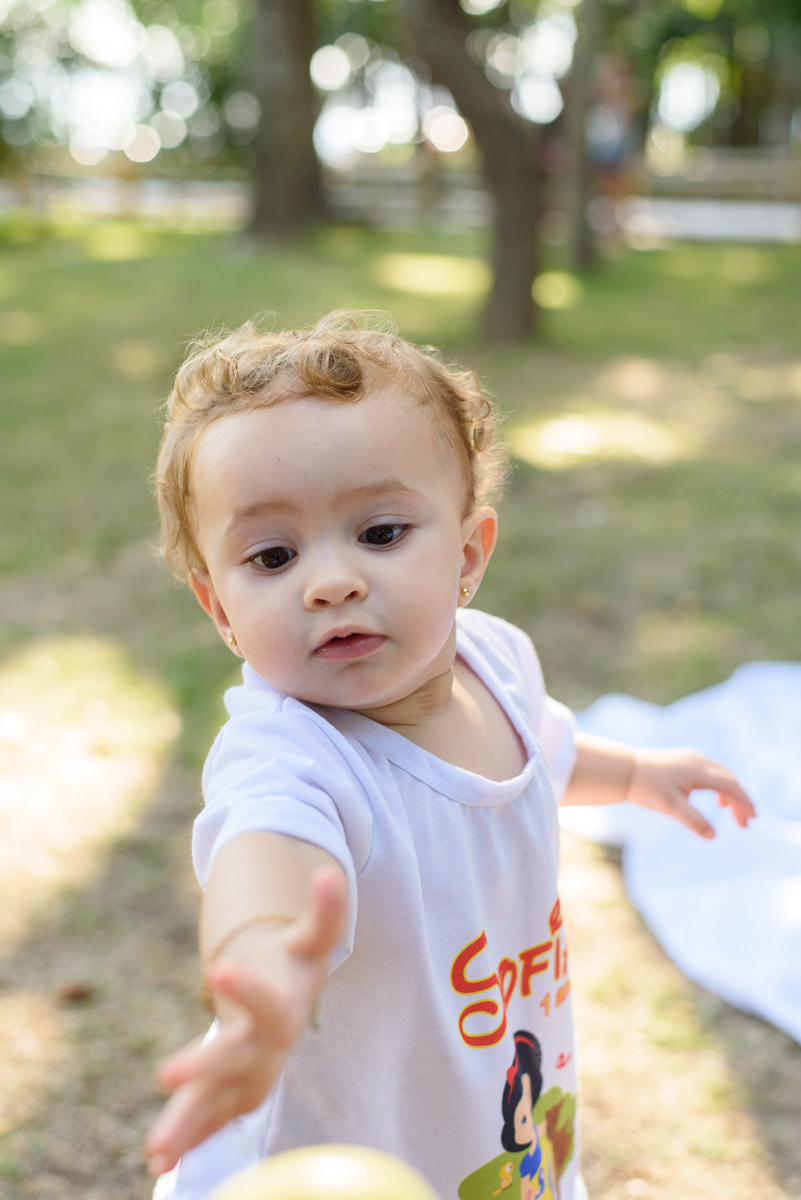 ensaio infantil, sessão fotográfica externa com a princesa Sofia. Smash the fruit com muita diversão e alegria. Fotos feitas em Vitória.