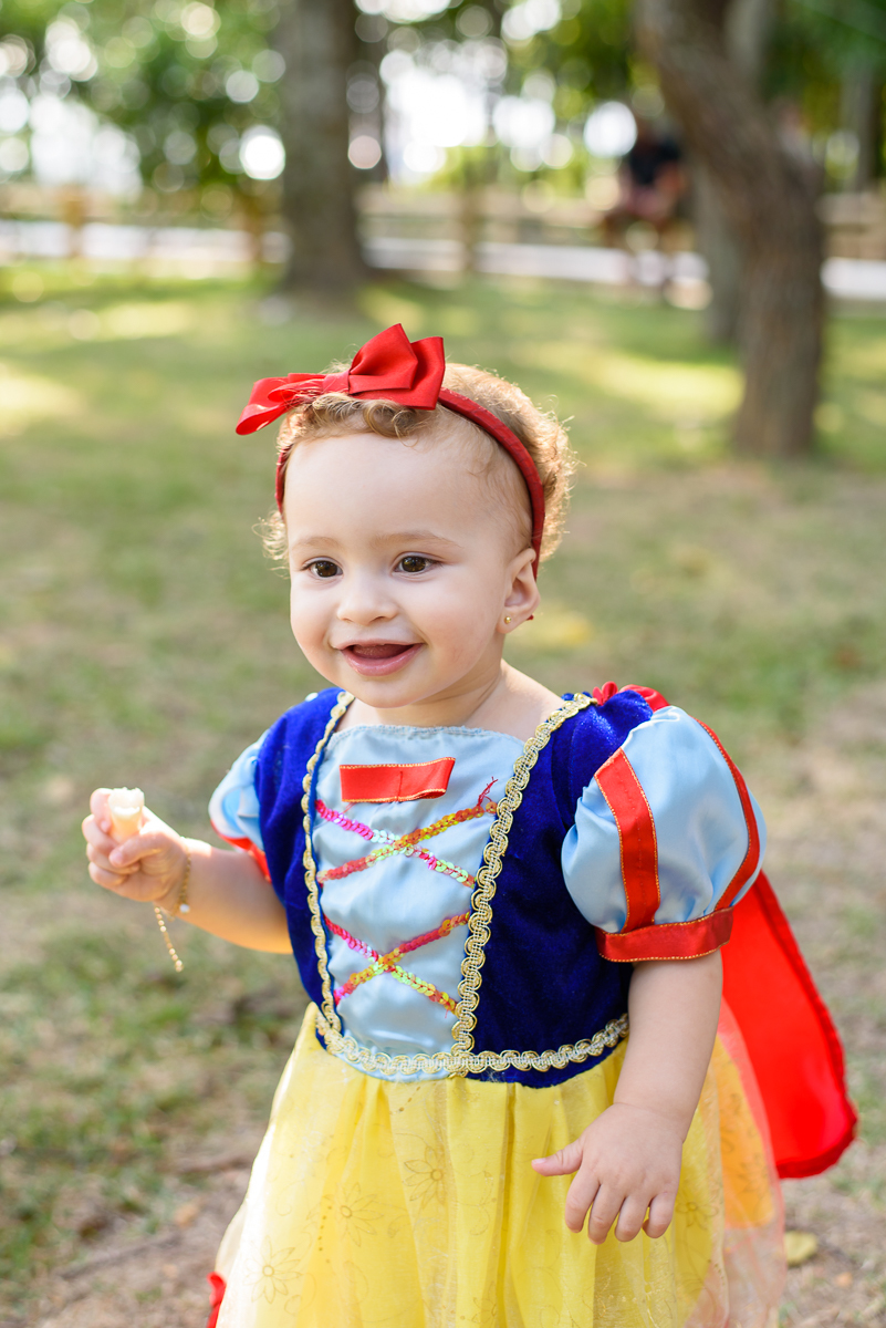 ensaio infantil, sessão fotográfica externa com a princesa Sofia. Smash the fruit com muita diversão e alegria. Fotos feitas em Vitória.