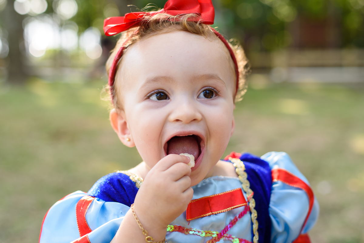 ensaio infantil, sessão fotográfica externa com a princesa Sofia. Smash the fruit com muita diversão e alegria. Fotos feitas em Vitória.
