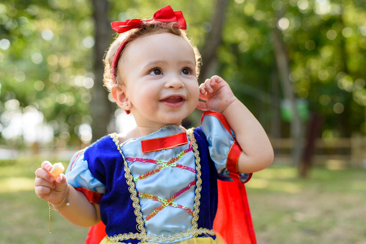 ensaio infantil, sessão fotográfica externa com a princesa Sofia. Smash the fruit com muita diversão e alegria. Fotos feitas em Vitória.