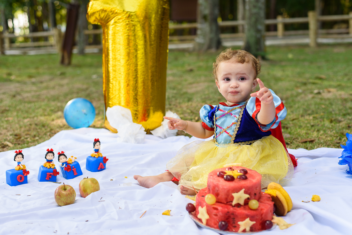 ensaio infantil, sessão fotográfica externa com a princesa Sofia. Smash the fruit com muita diversão e alegria. Fotos feitas em Vitória.
