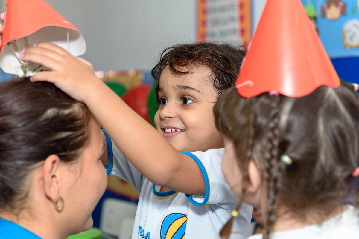 colocando chapéu de aniversário