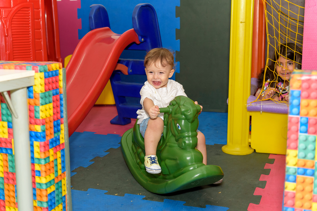 balançando no cavalinho